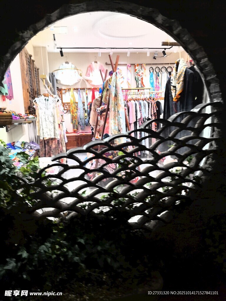 透过月洞门看店内景致