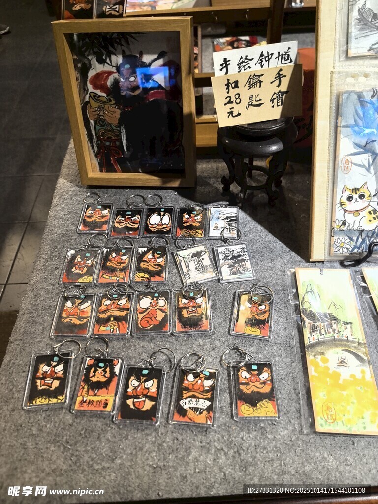 桌上摆满各类卡片与海报