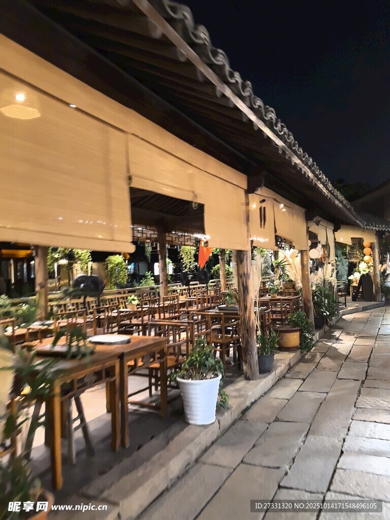 夜晚古雅街边的露天餐位
