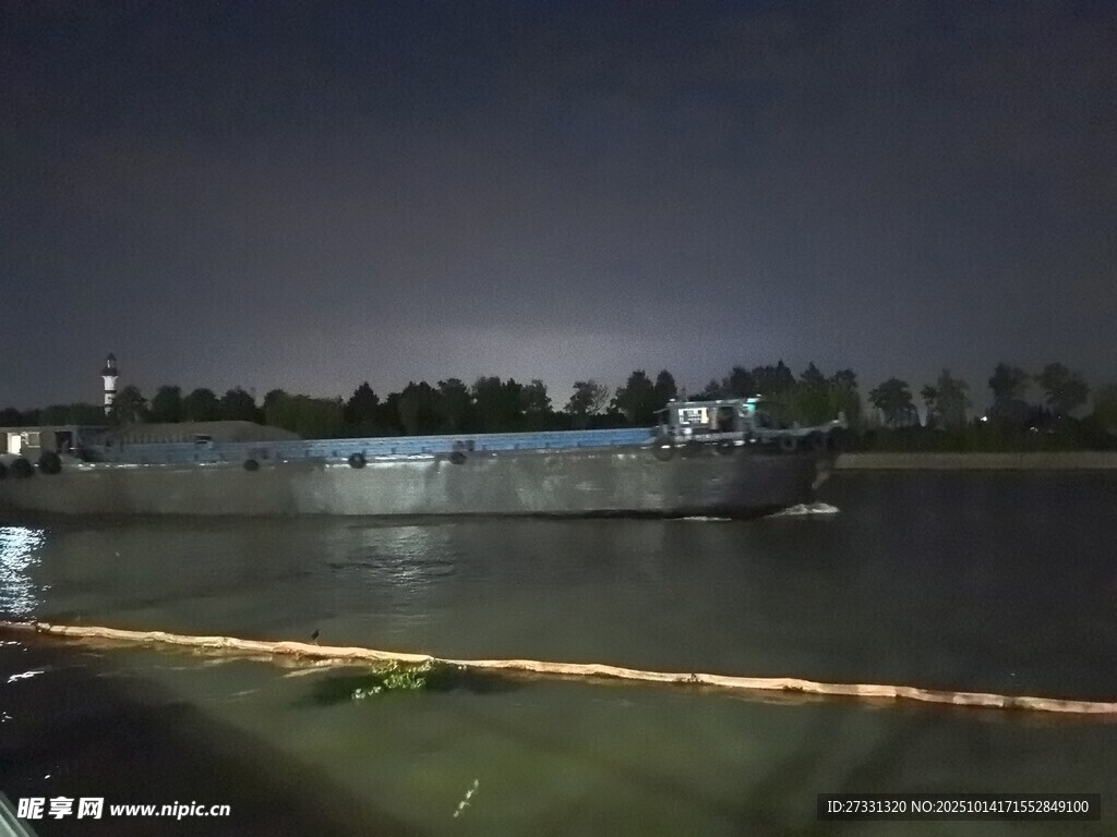 夜晚水边景象