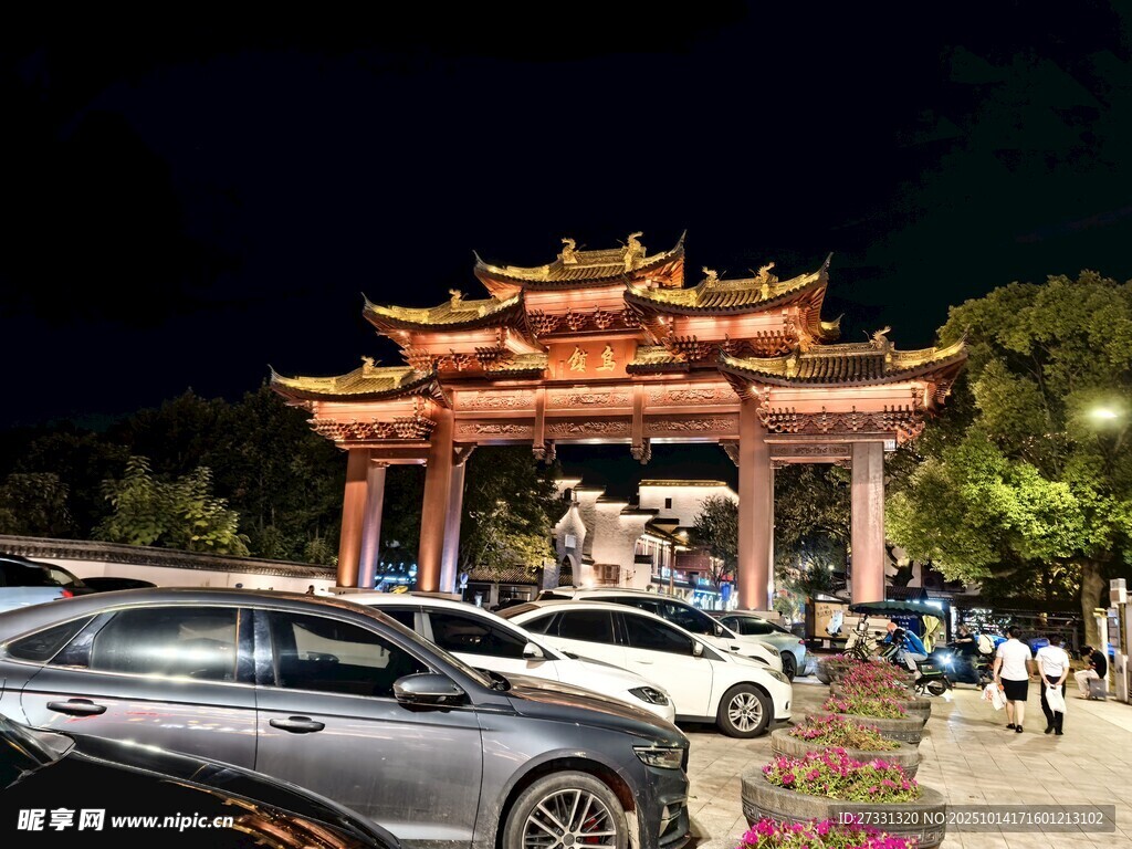 夜晚中式牌坊下的停车场景