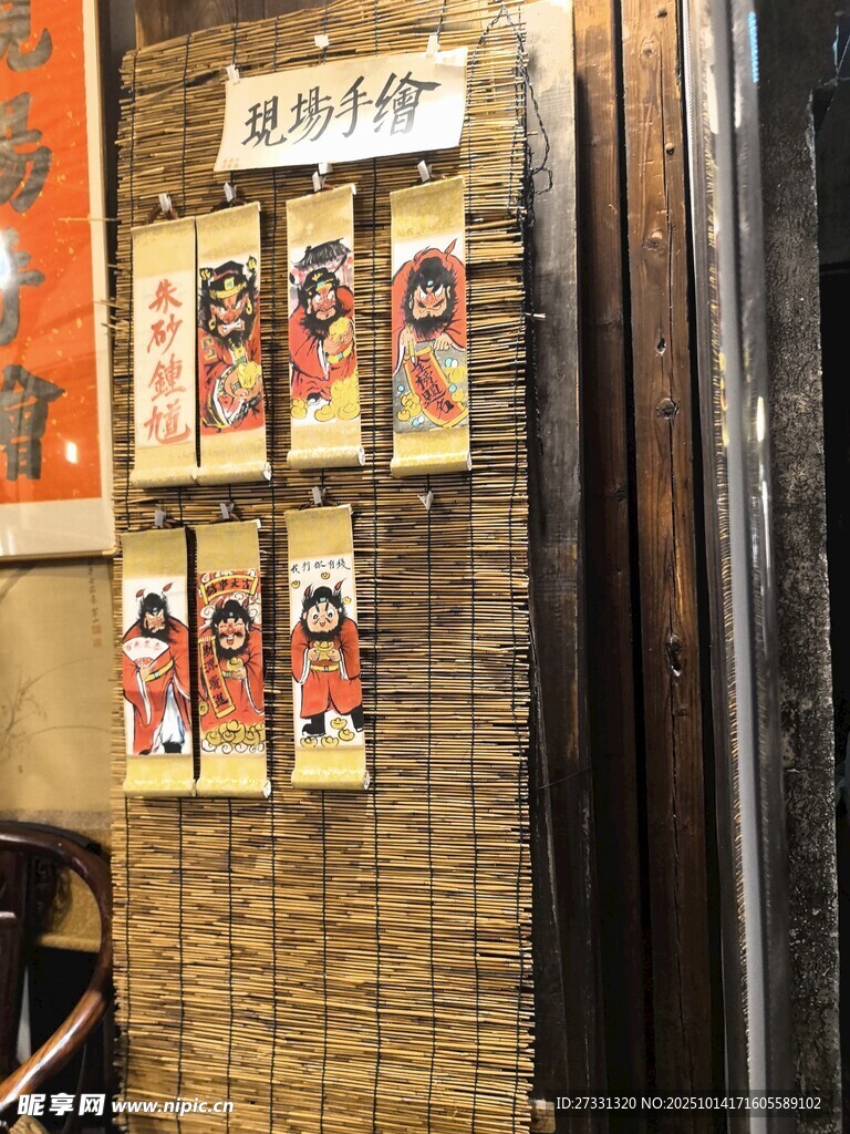 日式店铺内的特色装饰摆件