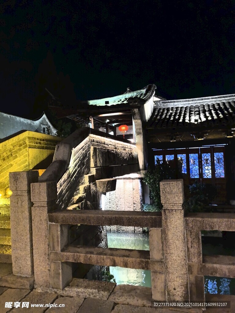 古桥夜景中的中式建筑