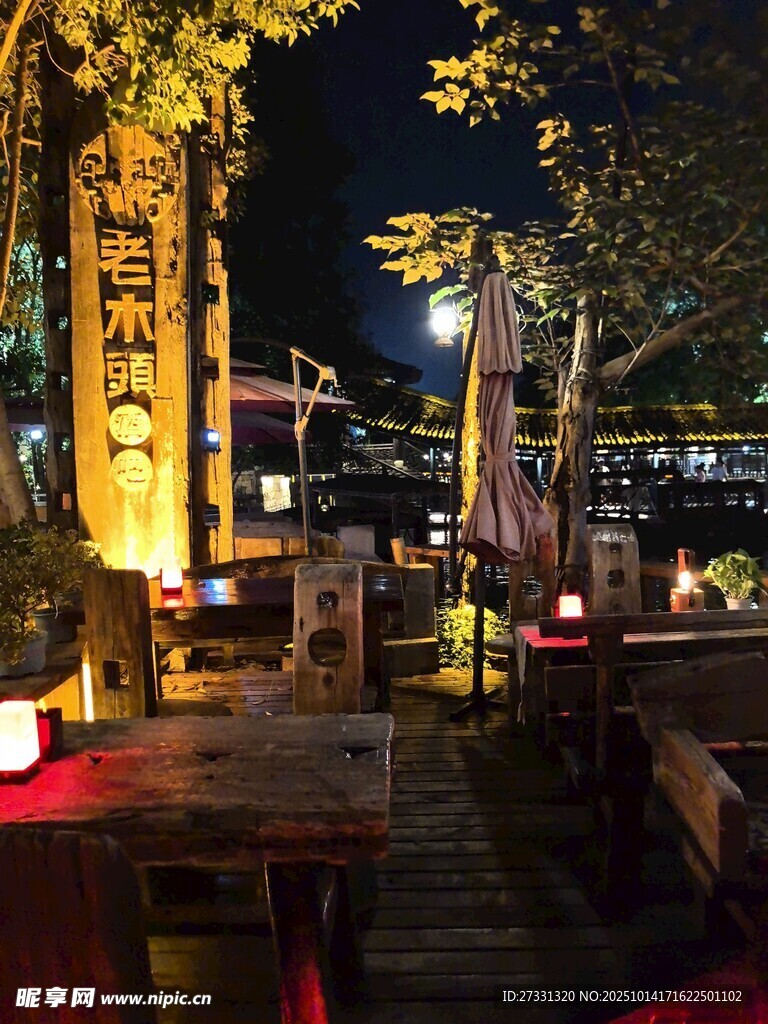 夜晚户外浪漫休闲用餐场景
