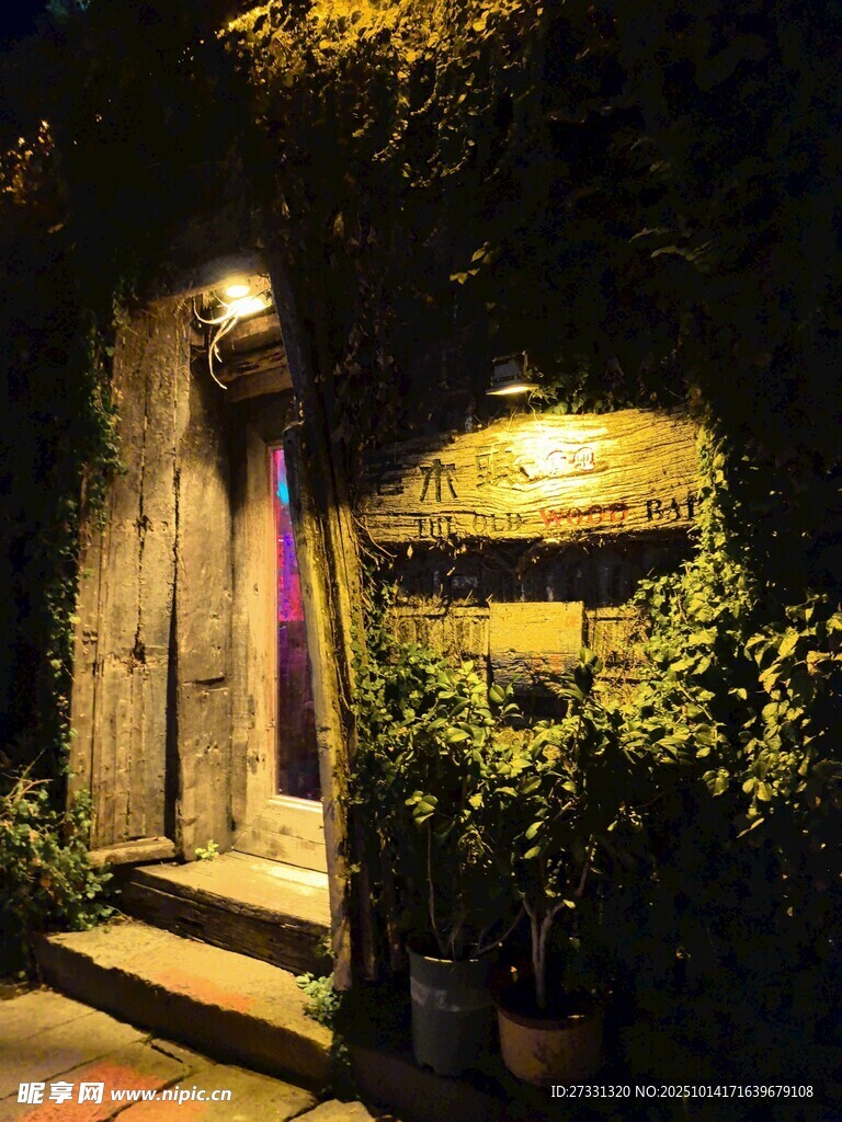 夜晚庭院的温馨灯光角落