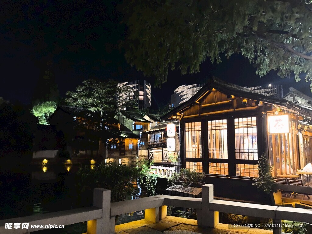 湖畔夜中小屋温馨景致