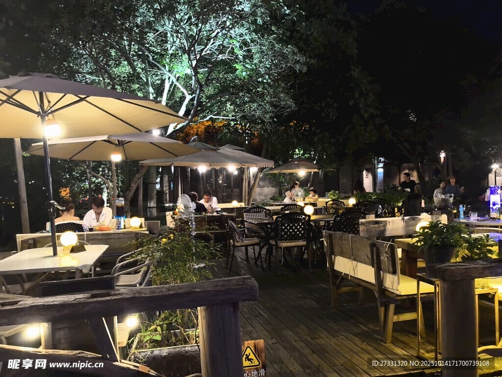 夜晚户外浪漫休闲用餐场景