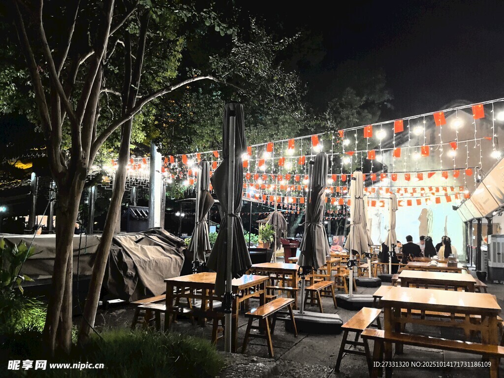 夜晚户外休闲餐饮场景