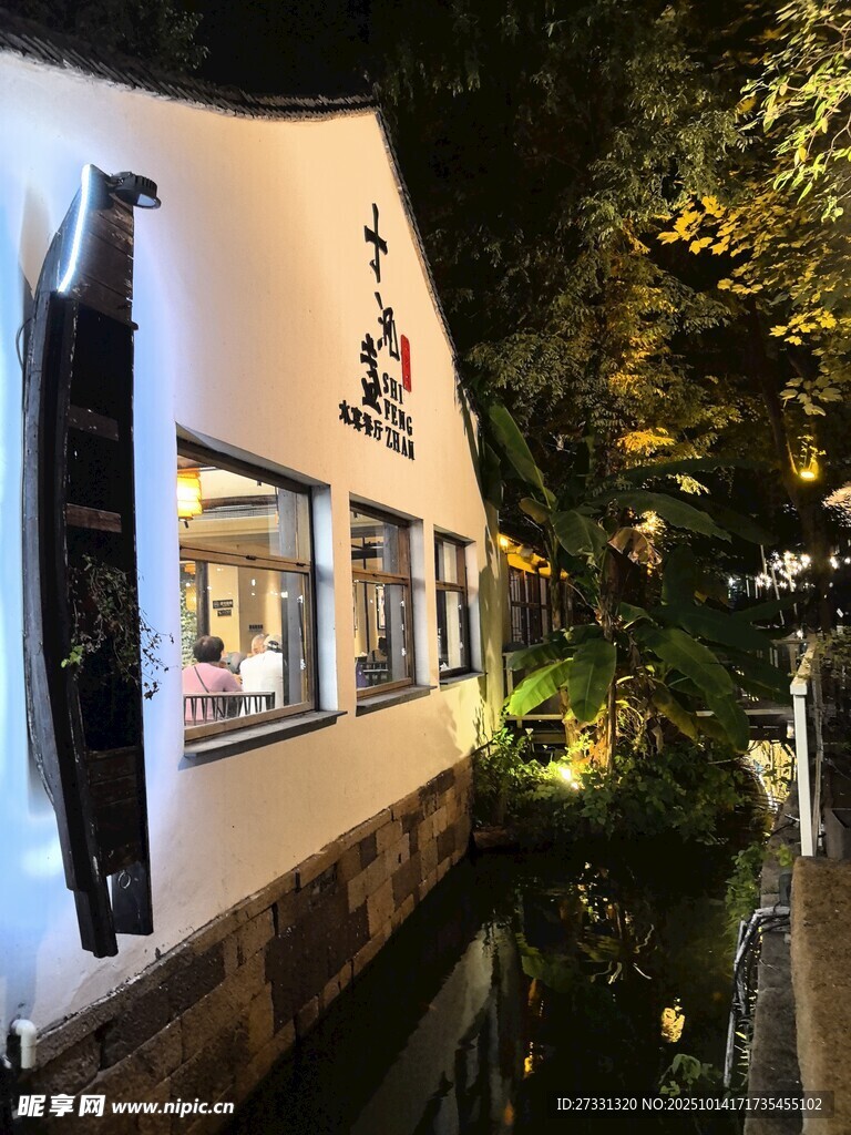 夜晚河畔的别致小屋