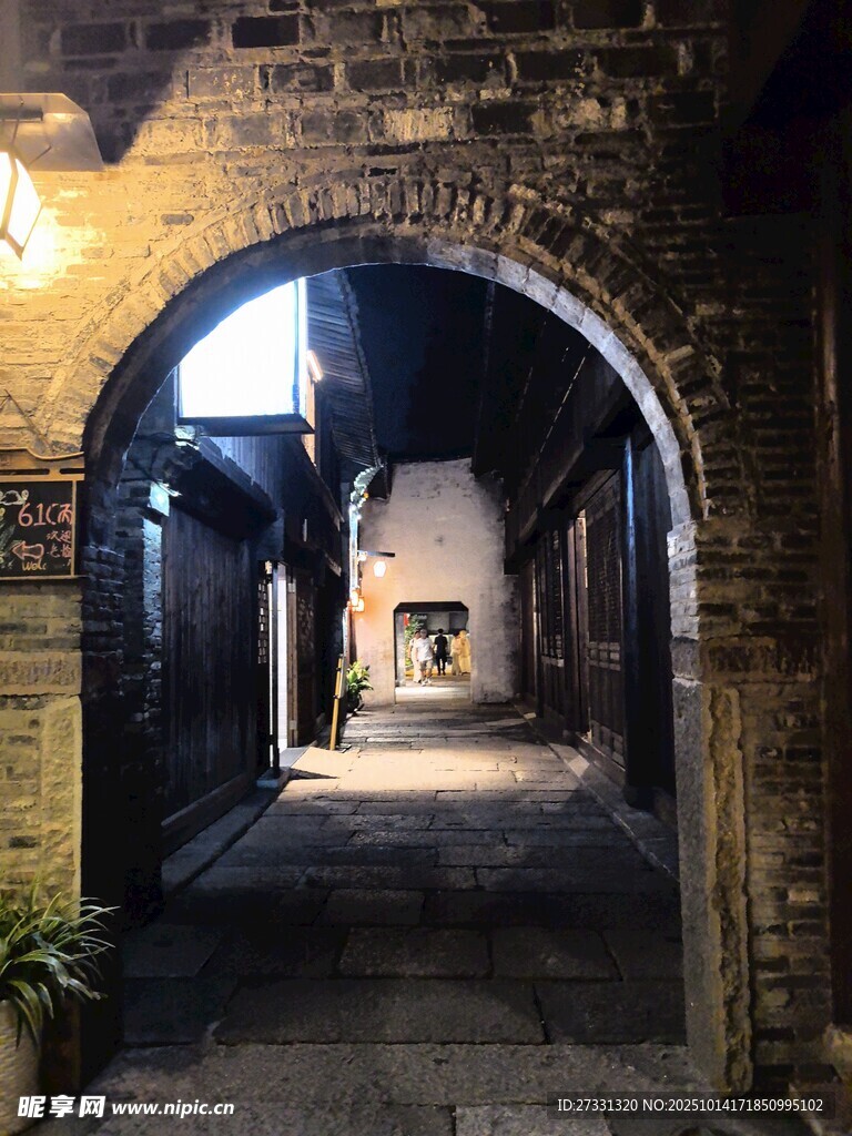 古巷拱门夜景