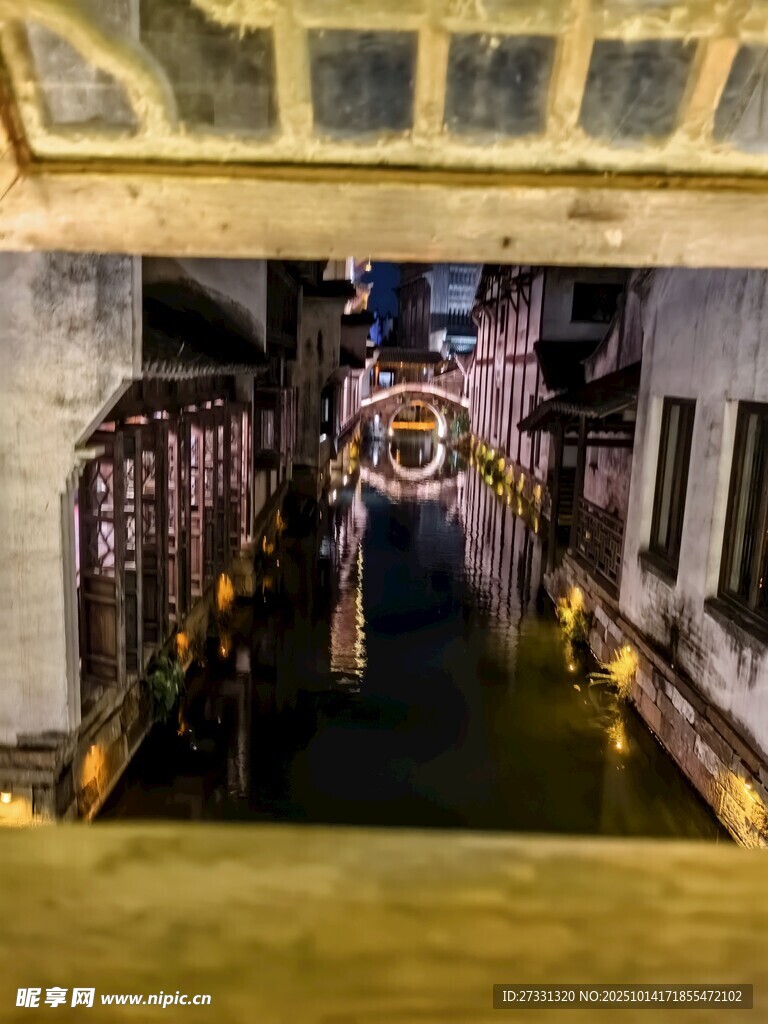 地下通道绚丽灯光夜景