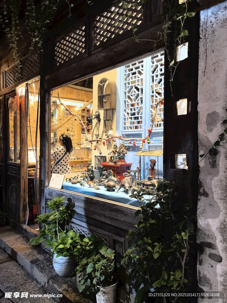古雅中式店铺橱窗景致
