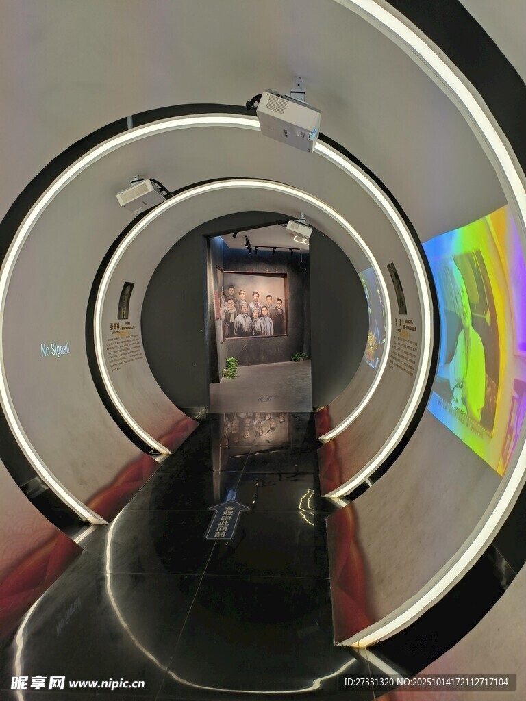 圆形镜中手机自拍场景