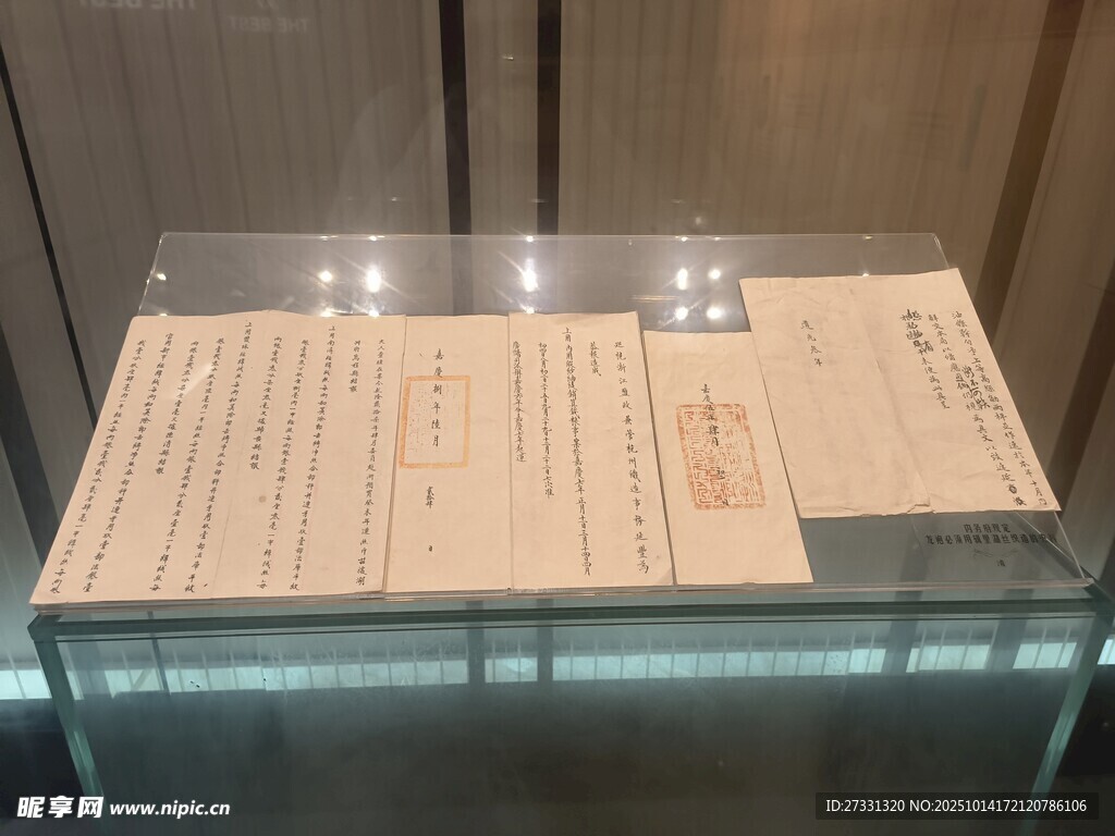 玻璃展柜中的珍贵纸质展品