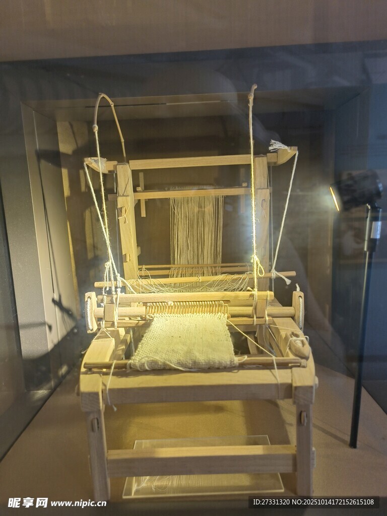 古代织布机展示