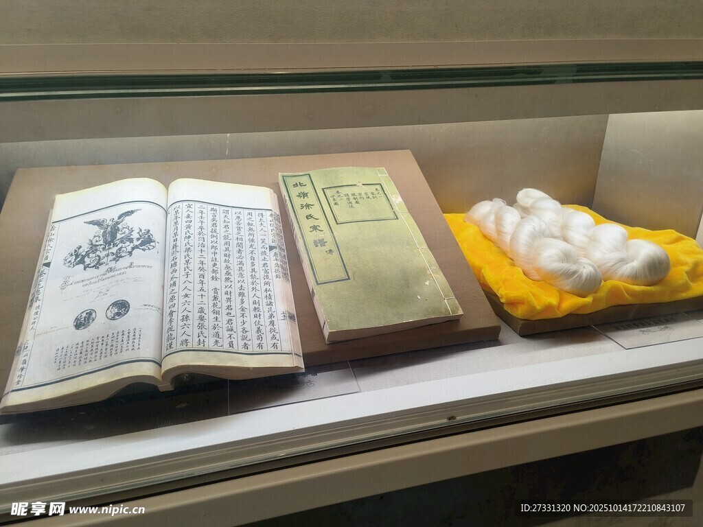 古籍珍本与精美文物展示