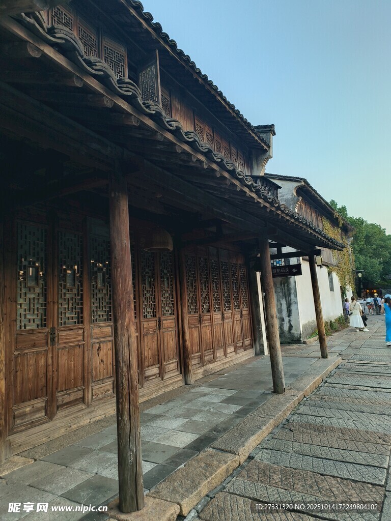 古街木质建筑古朴景致