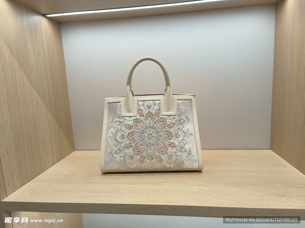 精致刺绣手提包展示