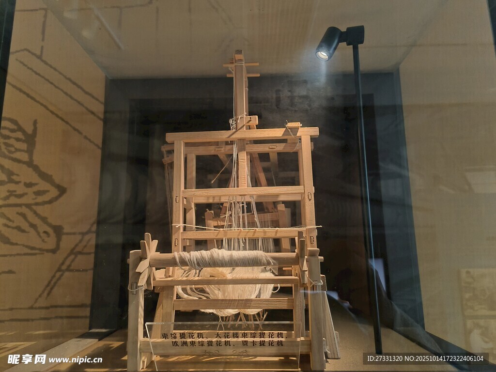 古代木质织布机展示
