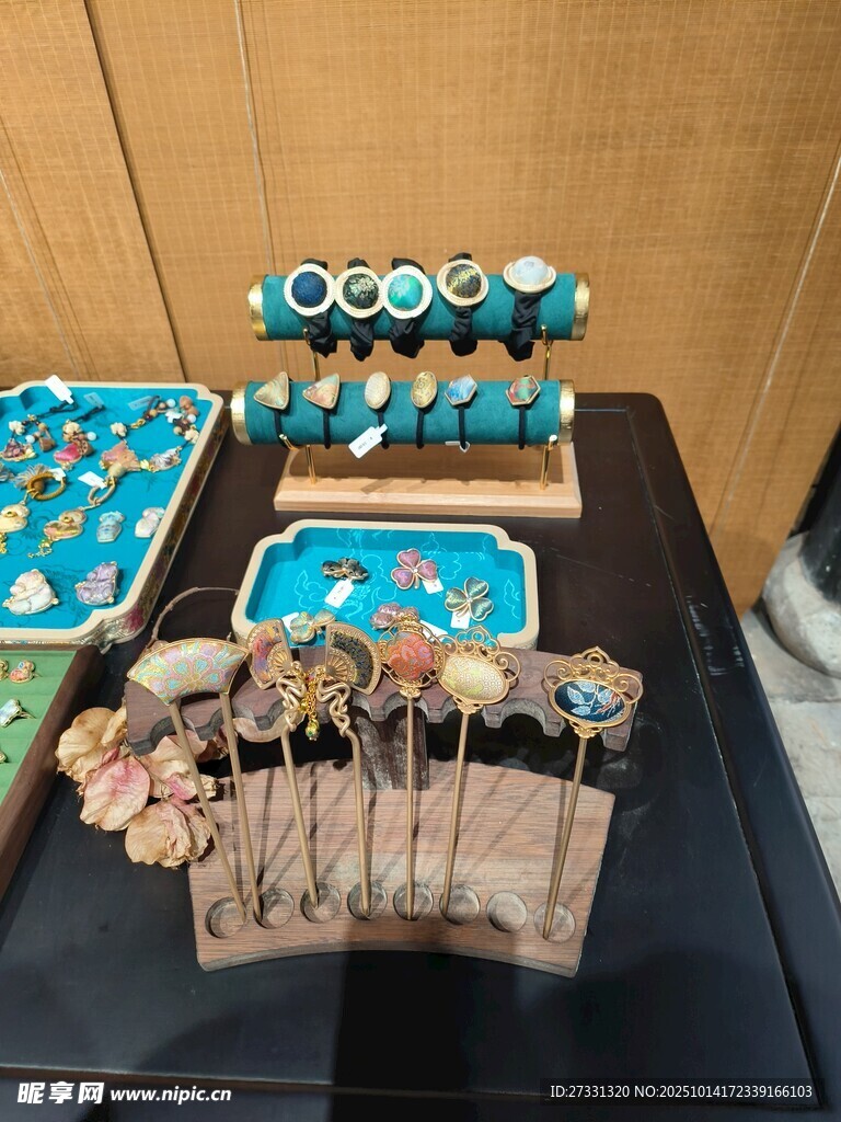 精美手工饰品与木制物件