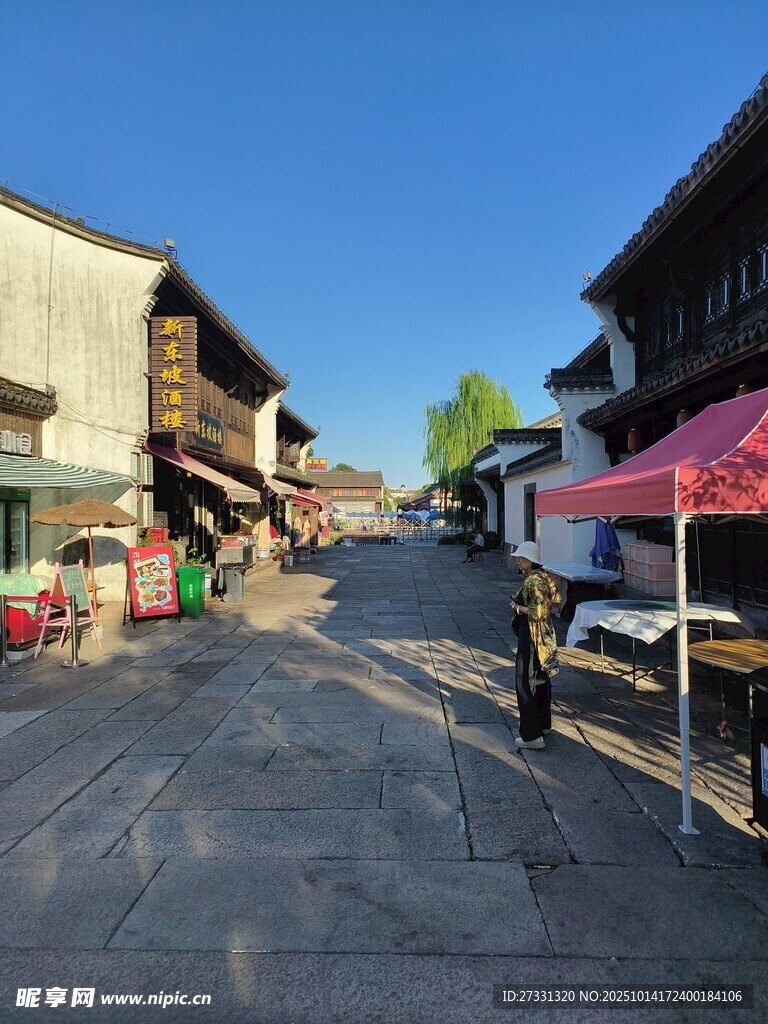 古街集市景象