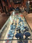 玻璃柜中多彩物品陈列