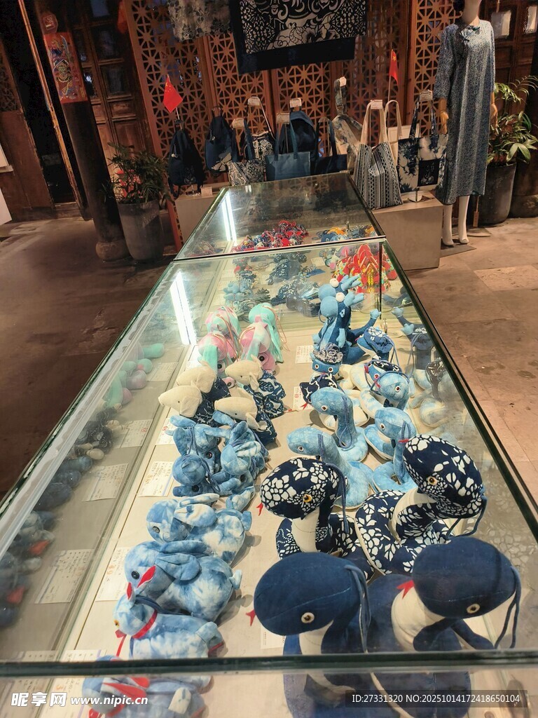 玻璃柜中多彩物品陈列