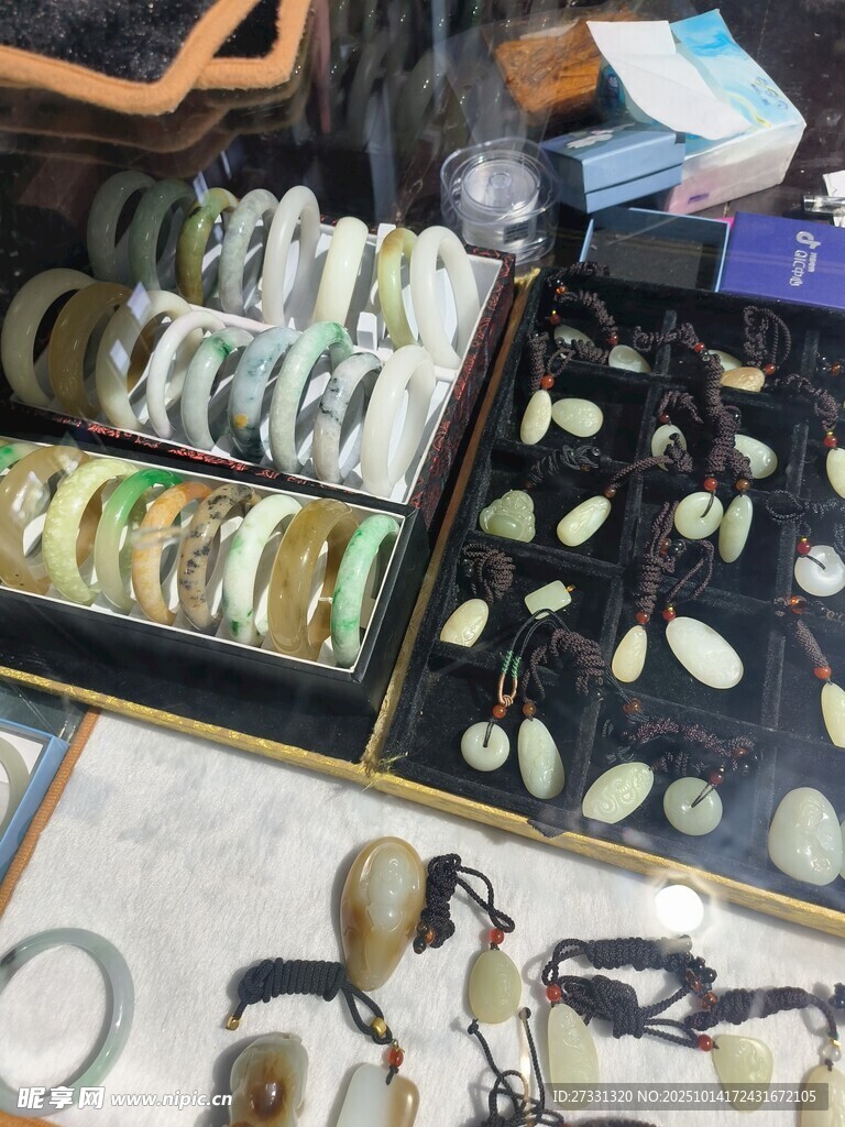 多样精美玉石饰品展示