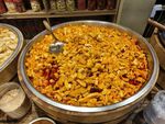 大锅中的美味特色炒货
