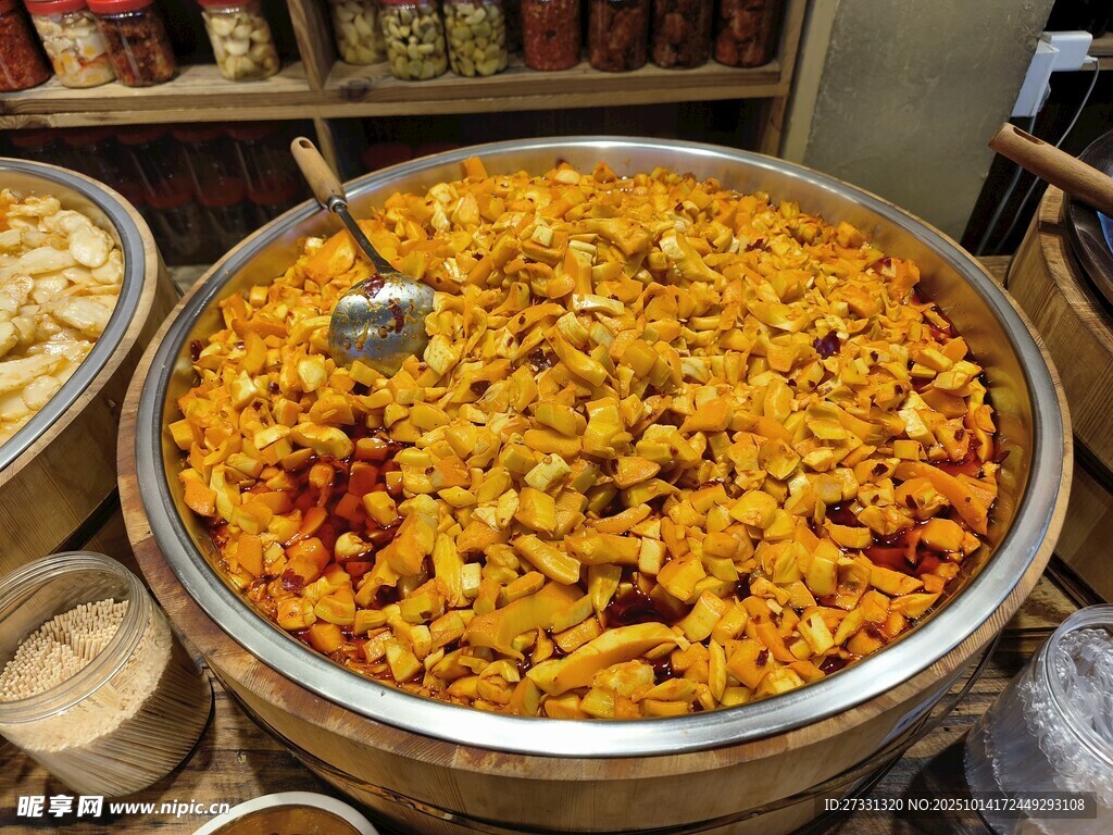 大锅中的美味特色炒货