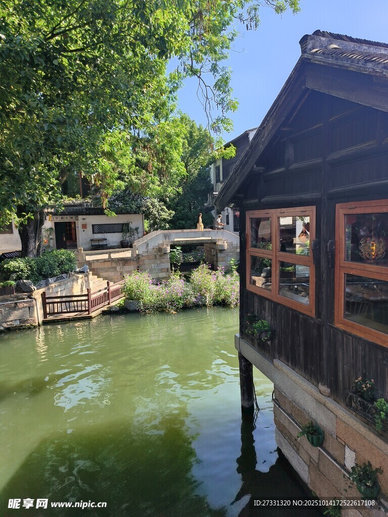 水乡中式建筑临水而立