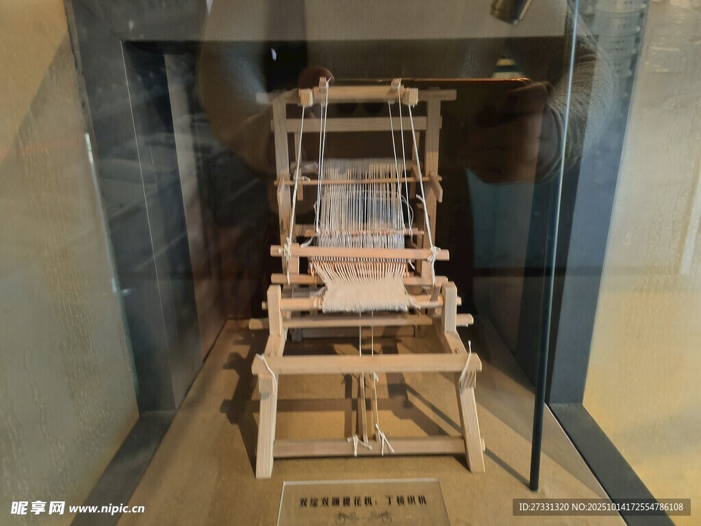 古代木质织布机展示