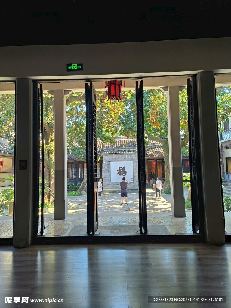 室内望庭院中式景致