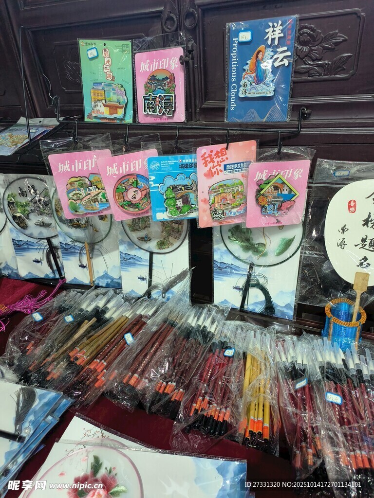 多样文具摆满桌面