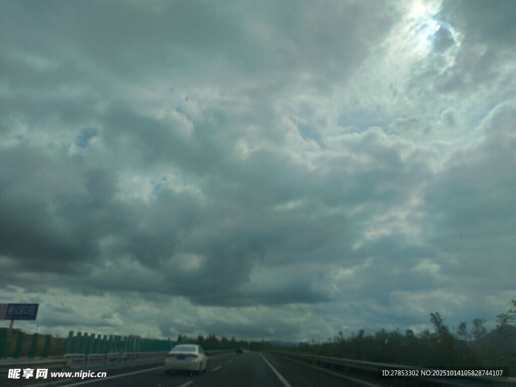 公路上的阴沉多云天气