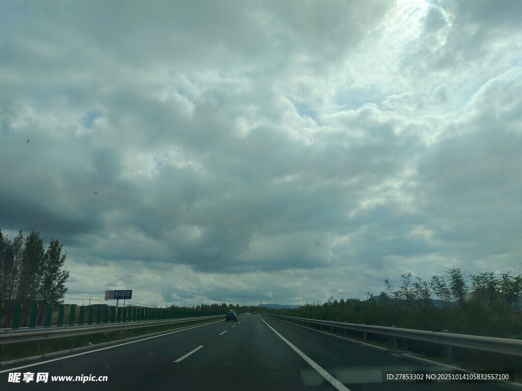 公路上的多云天空景象