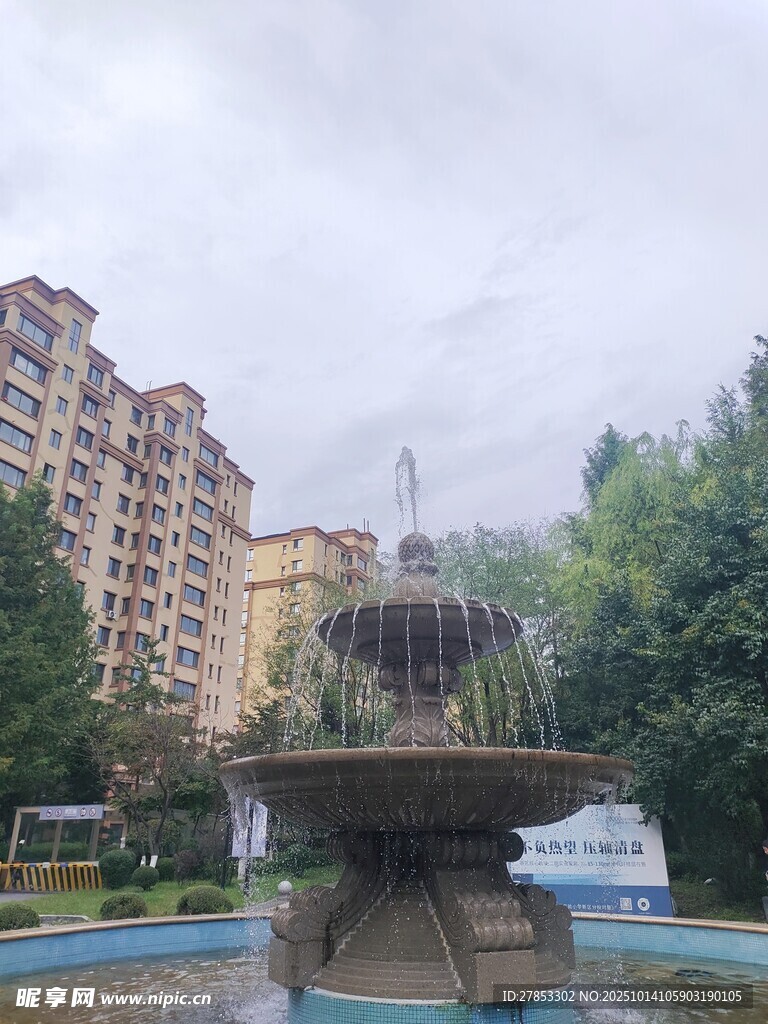 城市中的喷泉与林立高楼