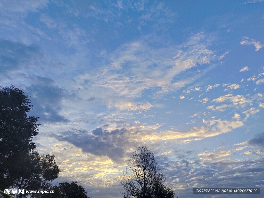 黄昏时分的绚烂天空