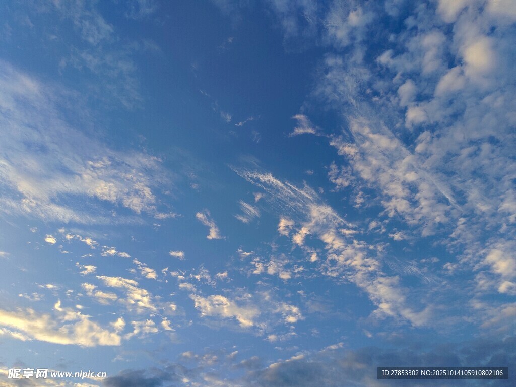 蓝天飘着朵朵白云