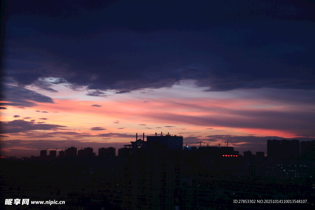 日落时分的绚烂天空