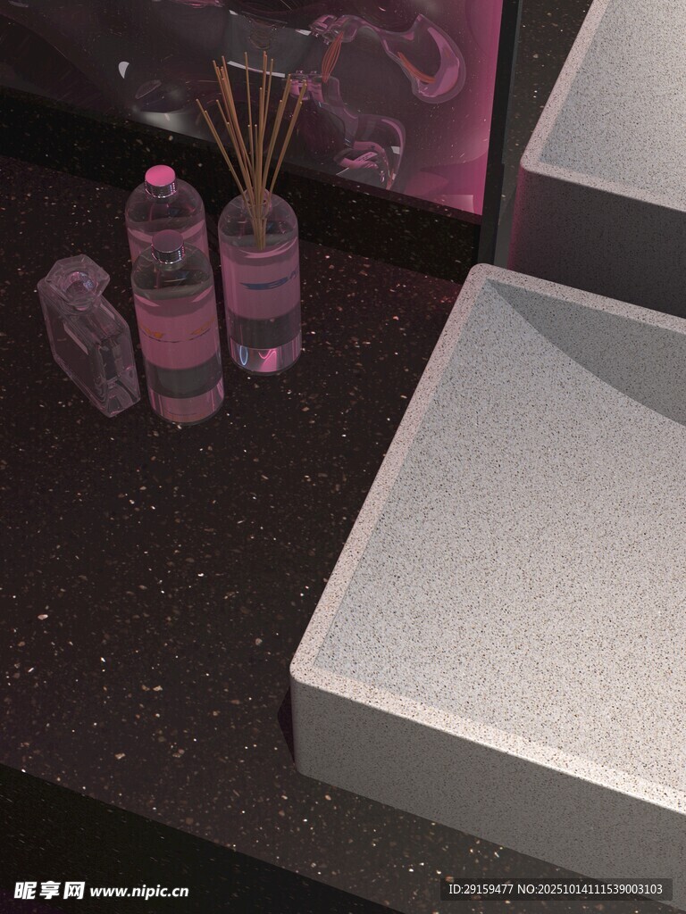 精致香水瓶与白色物件