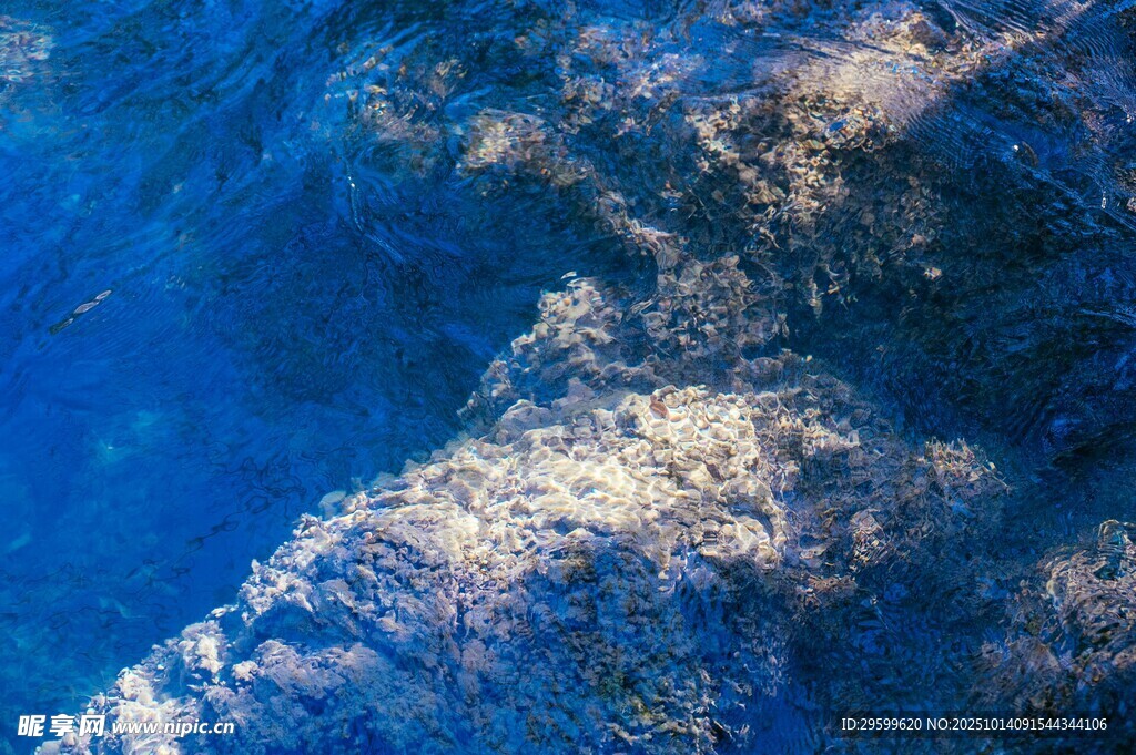 蓝色梦幻的冰雪纹理画面