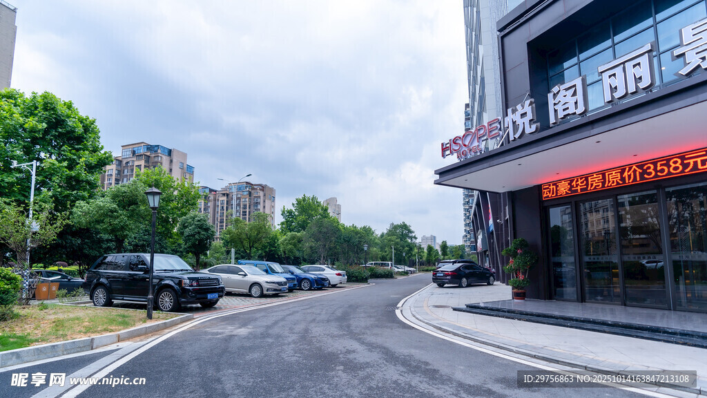 临街商铺前的停车场景