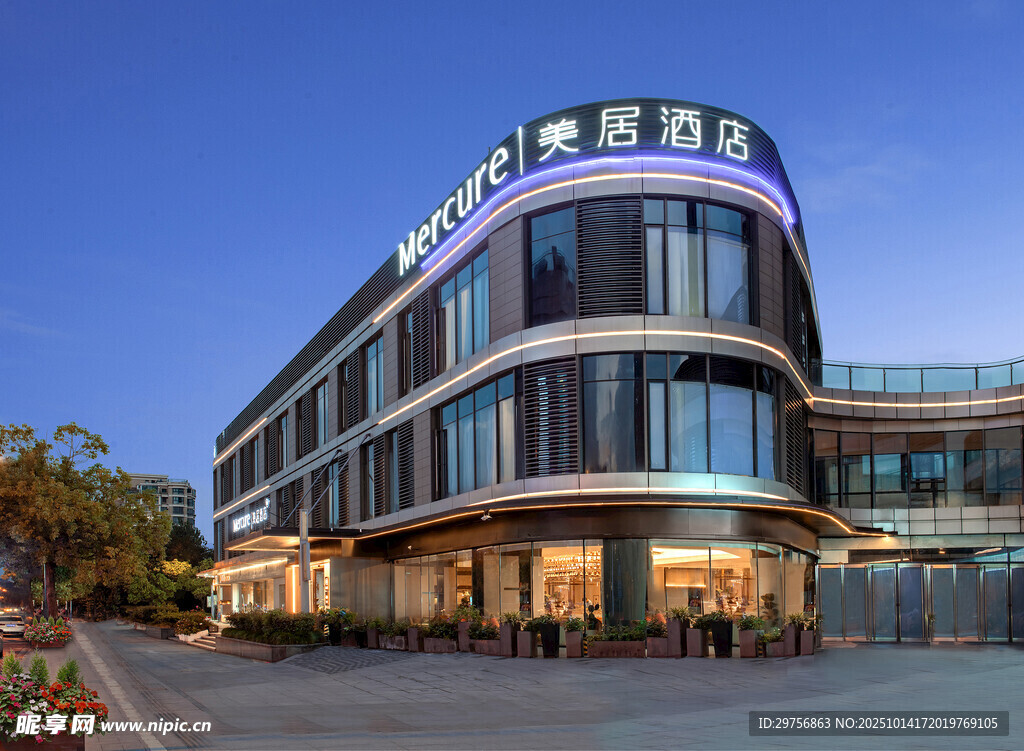现代风格酒店外观夜景