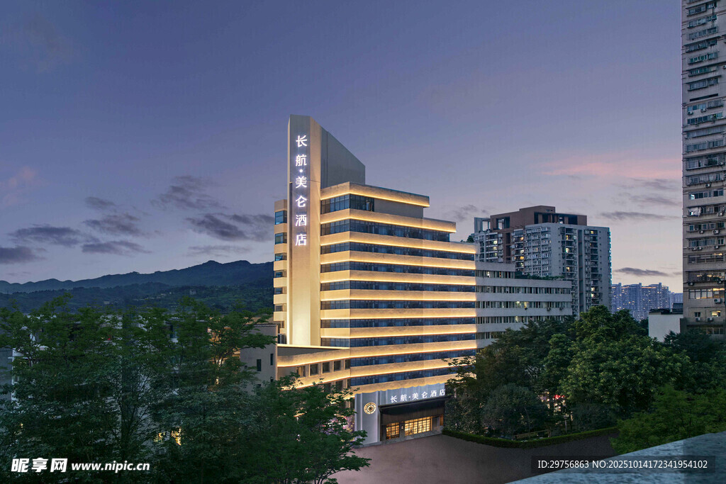 黄昏下的现代高楼建筑
