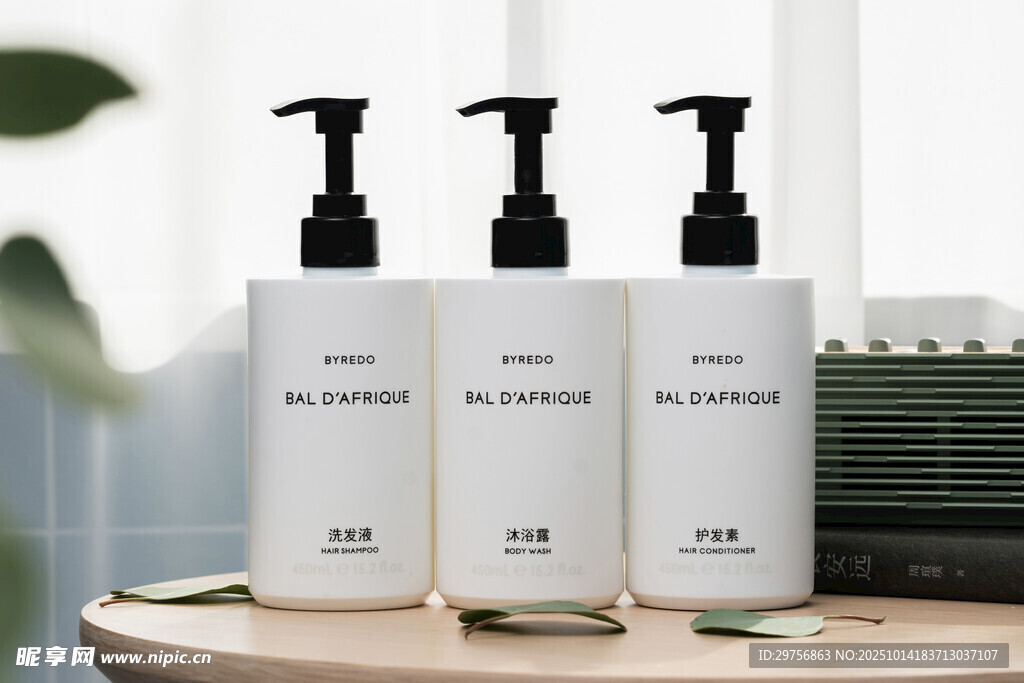 简约白色按压瓶护肤品展示