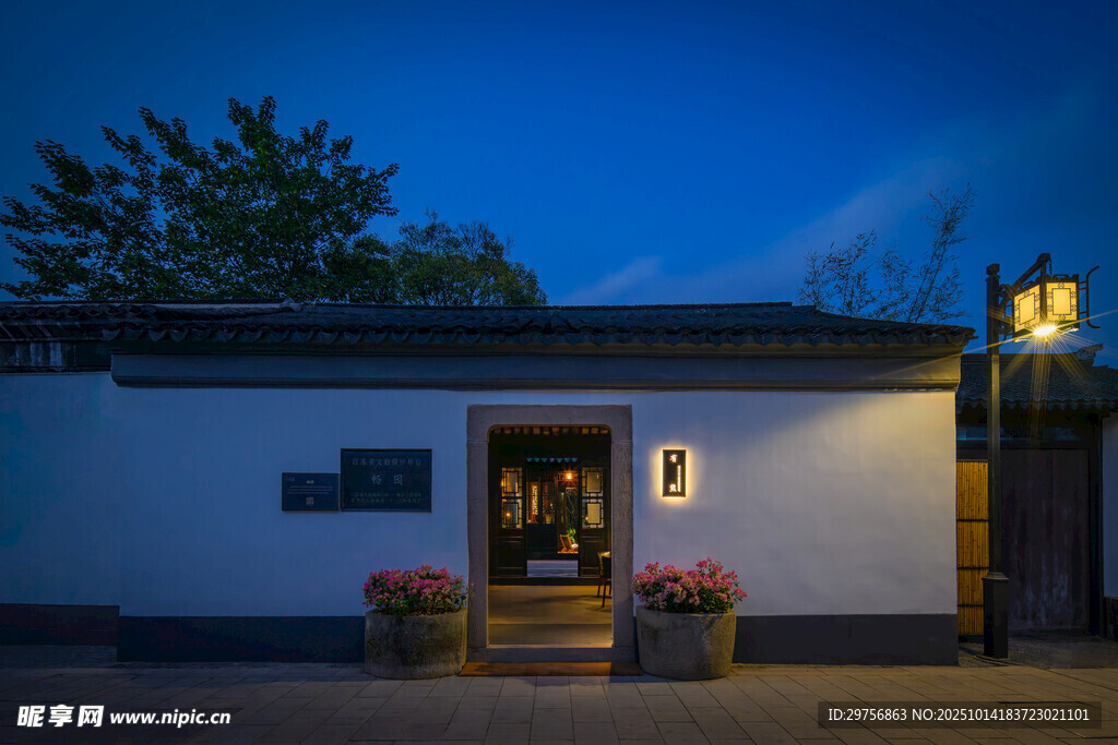 夜幕下的温馨小屋