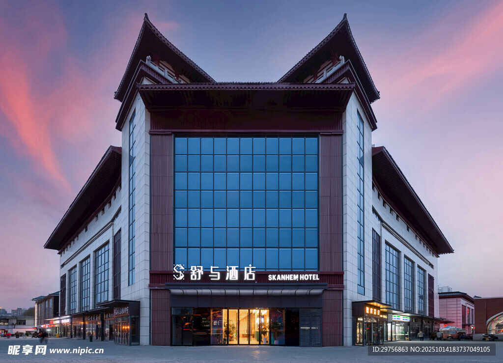现代风格建筑外观夜景