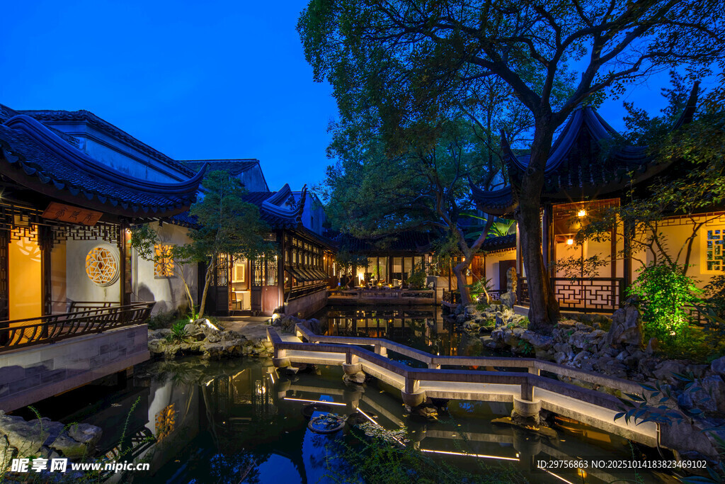 古巷夜景静谧水乡风情