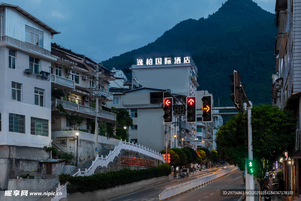 山城夜色中的街道与建筑